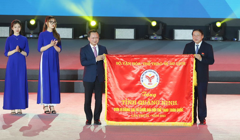 Bộ trưởng Nguyễn Văn Hùng trao cờ lưu niệm cho đại diện tỉnh Quảng Ninh